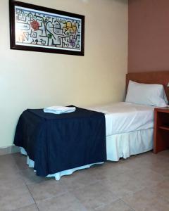 布宜诺斯艾利斯乌司格拉德拉斯勒克斯酒店的一间卧室配有一张带桌子的床