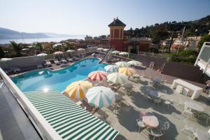 圣玛格丽塔-利古雷B&B Hotels Park Hotel Suisse Santa Margherita Ligure的享有带遮阳伞和椅子的游泳池的景色