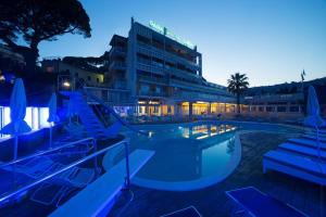 圣玛格丽塔-利古雷B&B Hotels Park Hotel Suisse Santa Margherita Ligure的大楼前设有游泳池的酒店