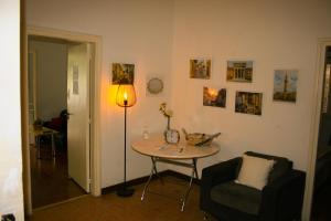 尼科西亚Xanthis Hostel Nicosia City Centre的一间设有桌子、灯和椅子的房间