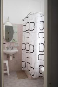 德里奥斯尼克勒塔一室公寓酒店的浴室配有淋浴帘和盥洗盆。