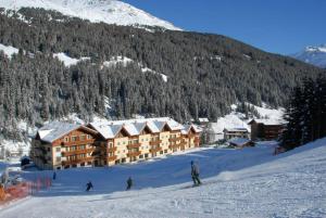 圣卡特琳娜瓦尔夫希格诺里3号酒店的一群人沿着雪覆盖的山滑雪