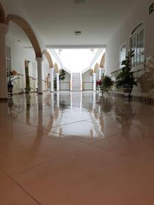 奇皮奥纳洛斯阿科斯旅舍的建筑的空走廊,铺着瓷砖地板