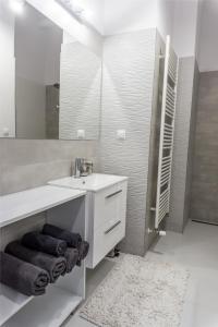 波普拉德Premium Apartment Centrum的白色的浴室设有水槽和镜子