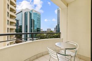 悉尼曼特拉帕拉马塔酒店的市景阳台配有桌椅。