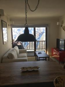 巴耶内瓦Apartment Valle Nevado的客厅配有沙发和桌子