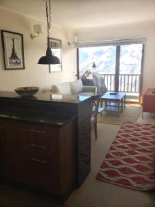 巴耶内瓦Apartment Valle Nevado的客厅配有沙发和桌子
