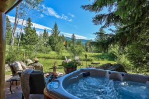 太阳峰A Suite Retreat - Beyond Bed & Breakfast的庭院内的热水浴池,享有庭院的景致