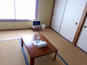 Guest House Shiraishi的电视和/或娱乐中心