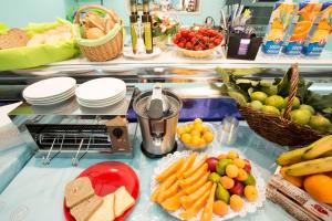 维耶斯泰瑞雷帕拉勒罗41号住宿加早餐旅馆的冰箱里装满了各种水果和蔬菜
