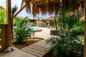 克拉伦代克Bonaire Boutique Resort的通往带游泳池的度假胜地的木道