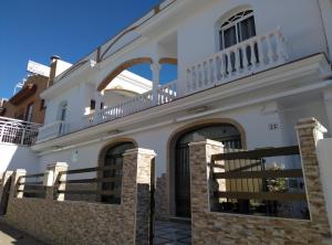 奇皮奥纳洛斯阿科斯旅舍的白色的房子,上面设有阳台