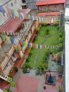 加德满都阿尔亚佛寺酒店的享有庭院的顶部景色,庭院设有旗帜