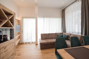 卡尔达罗Apartments Windegg的客厅配有沙发和桌子