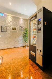 施滕达尔乌英格林格托尔酒店的一间空房间,里面装有冰箱和植物