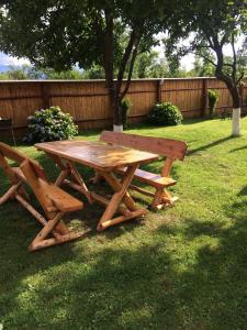 克尔茨什瓦拉乡Pensiunea Bujor de Munte的院子里的木餐桌和长凳