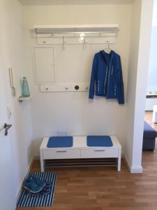 朗格奥Friesengut4的墙上挂着蓝色夹克的房间