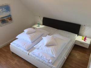 朗格奥Friesengut4的白色的床、白色床单和枕头