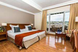 格拉纳达格拉纳达莱昂纳多酒店的酒店客房设有一张床和一个大窗户