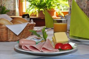 洛豪伽斯特豪斯伯恩哈德酒店的一张桌子,上面放着一盘食物和一篮面包
