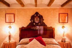 VilardidaCal Calaf的一间卧室配有一张带两盏灯的大木床。