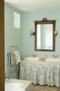 圣普里La Clairière de la reine Hortense - Pierres d'Histoire的一间带水槽和镜子的浴室