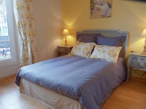滨海自由城里金斯酒店的一间卧室配有一张带蓝色床单和枕头的床。