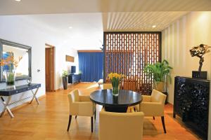 瓦都瓦蓝水酒店的一间带桌椅的用餐室