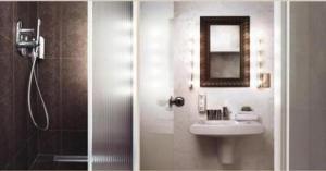 布拉迪斯拉发埃斯普利特酒店的浴室的两张照片,配有水槽和镜子