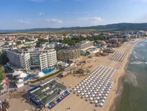 阳光海滩Effect Grand Victoria Hotel - Ultra All Inclusive的享有海滩的空中景致,配有遮阳伞和建筑