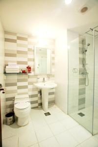 仁川市Incheon Airport Hotel Zeumes的浴室配有卫生间、盥洗盆和淋浴。