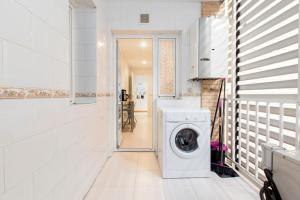 马德里ARGANZUELA的白色洗衣房内的白色洗衣机和烘干机
