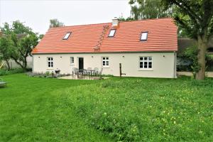 朗克维茨Alte Post, Liepe的庭院上一座白色房子,屋顶橙色
