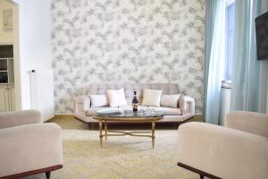干尼亚Samouil Apartment, 40 meters from the beach的客厅配有沙发和桌子
