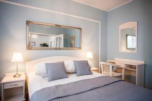 格但斯克雷努兹酒店的卧室配有一张壁挂镜子的床