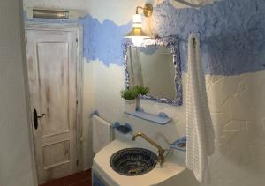 弗里希利亚纳蜗牛乡村酒店的一间带水槽和镜子的浴室
