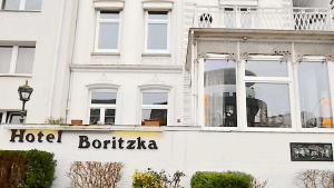 汉堡Hotel Boritzka的建筑一侧的酒店标牌