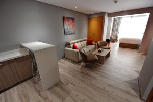 卡萨布兰卡勒22公寓式酒店的客厅配有沙发和1张床