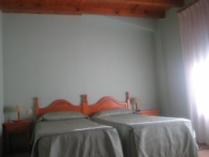 Pla de Sant TirsCal Font (RCP)的一间卧室设有两张床和窗户。