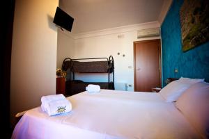 莫尔恰诺迪莱乌卡B&B NiloSira的卧室配有带毛巾的大型白色床