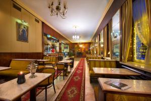 波普拉德欧罗巴酒店的一间在房间内配有桌椅的餐厅