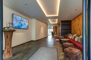 乌尔姆明星中心酒店的客厅配有红色沙发和电视