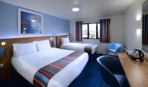 沃特福德沃特福德旅游景点的酒店客房配有两张床和一张书桌