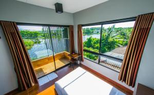 北榄府纳塞利湖景公寓的客房设有2扇大窗户,享有河景
