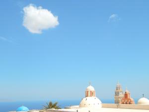 费拉希腊乐培迪酒店的建筑物屋顶上空的云