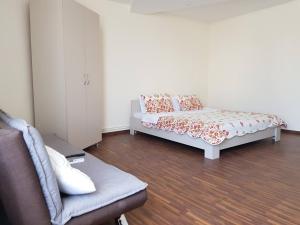 康斯坦察Vila Nicol的客厅配有床和沙发