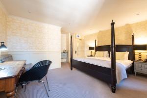 爱丁堡布鲁克斯酒店的卧室配有一张床、一张桌子和椅子