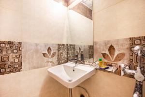 孟买Hygienic Hotel Liberty Plaza的一间带水槽和镜子的浴室