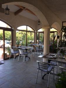 加莱里亚U弗里浦盖吉尔酒店的一间空餐厅,配有桌椅和窗户