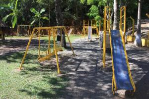 拉法耶蒂顾问城Pousada carvalho的公园内一个配有黄色设备的游乐场